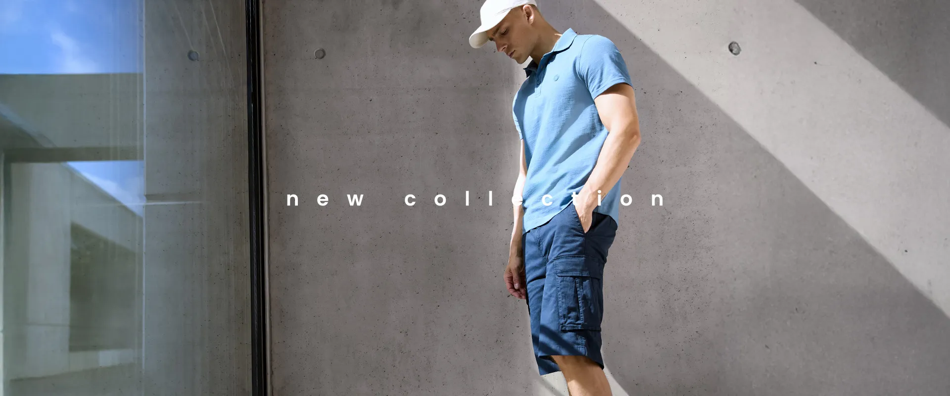 Mann in blauem Polo-Shirt und Denim