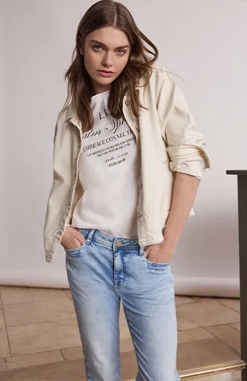 coming soon: beige jacke, blaue Jeans, weißes Shirt