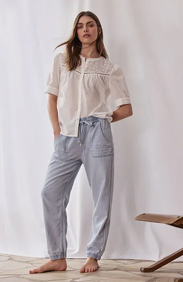 coming soon: weiße Bluse und blaue Jeans