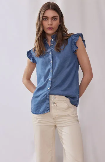 coming soon: blaue Bluse und weiße Jeans