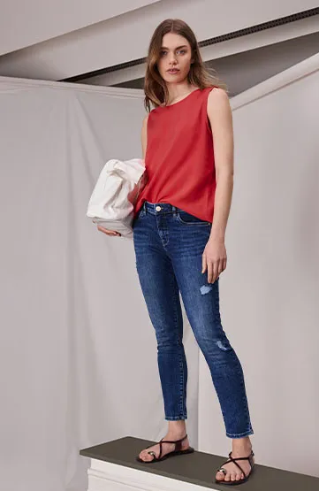 coming soon: rotes Top und blaue Jeans