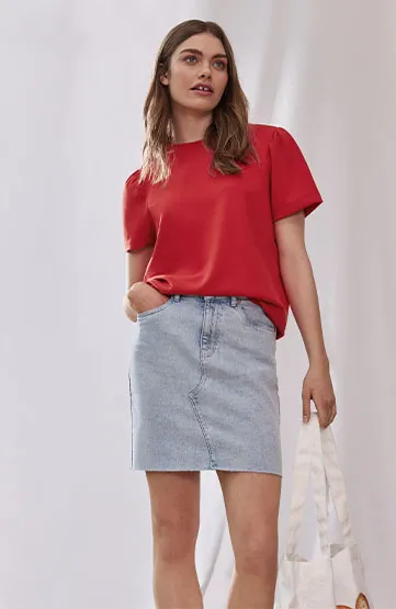 coming soon: rotes Shirt mit Jeansrock