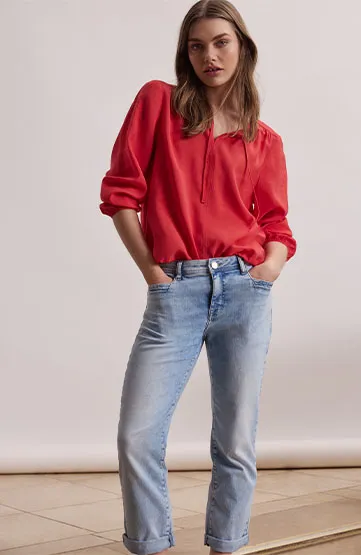 coming soon: rote Bluse mit Jeans